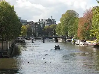 Vue du Zwanenburgwal en direction de l'Amstel.