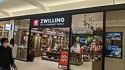 Pour cette célèbre marque allemande de couteaux et d'ustensiles de cuisine, Thun a conçu plusieurs lignes de produits. Son approche consiste à équilibrer l'ergonomie et l'esthétique, en créant des objets qui non seulement sont agréables à utiliser, mais apportent également une touche de style à la cuisine. La ligne "Zwilling Twin Cuisine" est l'un des exemples les plus réussis de cette collaboration, avec des couteaux qui combinent technologie de pointe et design intemporel.