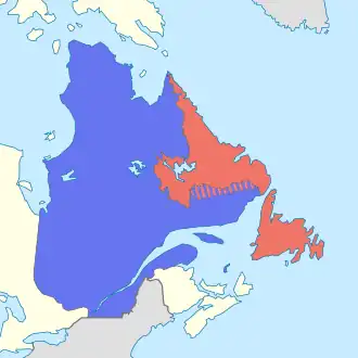 La frontière entre le Québec et Terre-Neuve-et-Labrador. En rouge, Terre-Neuve-et-Labrador, en bleu, le Québec. Le territoire situé entre le 52e&nbsp;parallèle et la ligne de partage des eaux est revendiqué par les deux provinces et fait l'objet d'un conflit.