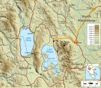 Carte topographique montrant le mont Baba à l'est du lac Prespa, à la frontière entre la Grèce et la Macédoine du Nord.
