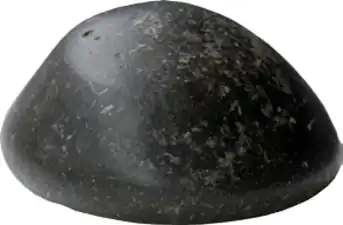 Lissoir en verre trouvé dans le quartier dit des Chesnats, où des fouilles préventives ont découvert un village du haut Moyen Âge