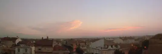 Vue panoramique de Perpignan depuis le Palais des Rois de Majorque. On distingue au loin de gauche à droite : le Canigou, les monts du Capcir et la chaîne des Corbières.