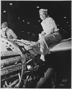 Riveteuse dans une usine Lockheed Aircraft.
