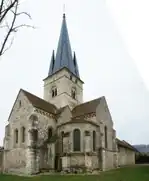 Chevet plat et transept nord.