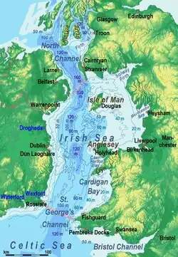 Carte bathymétrique de la mer d'Irlande. Les ports pour les marchandises seulement sont marqués en bleu ; ceux pour les marchandises et les voyageurs sont marqués en rouge.