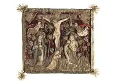 Photo d'un pièce de textile carré rouge, brodé d'une représentation de la Crucifixion