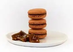 Avec des macarons.