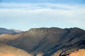 Vue du sommet, avec l'observatoire Gemini au centre et le SOAR à gauche.
