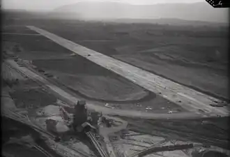 Travaux du prolongement de la piste en 1946 pour la porter à 2&nbsp;000&nbsp;m vue de l'est.