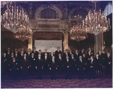 Chefs d'État réunis dans la salle des fêtes de l'Élysée lors de la Conférence sur la sécurité et la coopération en Europe (CSCE), le 21 novembre 1990, pour signer la Charte de Paris pour une nouvelle Europe.