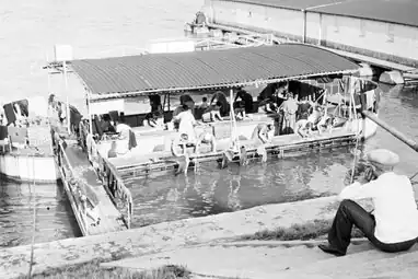 Bateau-lavoir sur les rives du Rhin à Mayence (vers 1934).