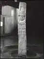 Sculpture maya représentant un dieu à l'apparence humaine. Il porte une grande coiffe faite de plumes et un costume décoré de nombreux ornements. Il porte également des sandales. Musée national d'anthropologie de Mexico;